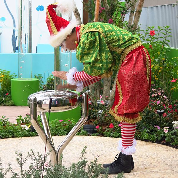 A clown playing a stainless steel tongue drum in the Barra Shopping Sul in Brazil