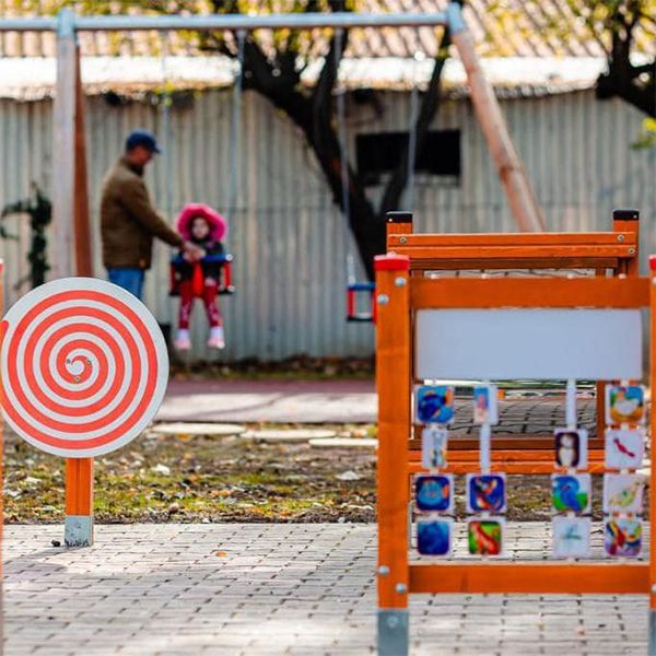 image of outdoor games in the sensory park at the Prof. Dr. Alexandru Obregia Psychiatric Hospital in Bucharest 