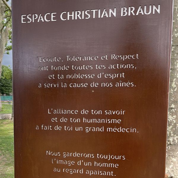 the sign at Bar-sur-Seine hospital dedicating the new music garden to former doctor